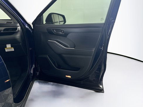 Used 2025 Toyota Highlander LE image 35