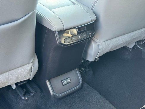 Certified 2024 Toyota Highlander XLE image 12