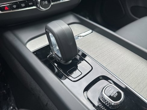 Certified 2025 Volvo XC60 B5 Plus image 19