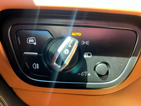 Used 2023 Bentley Bentayga image 48