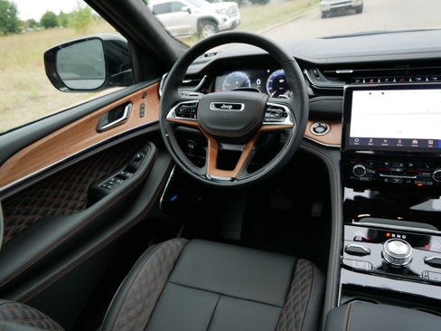 New 2025 Jeep Grand Cherokee Summit image 9