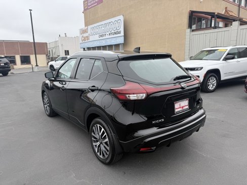Used 2023 Nissan Kicks SV image 3