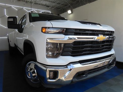 Used 2024 Chevrolet Silverado 3500 LT w/ Convenience Package image 3