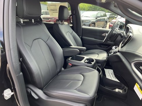 New 2026 Chrysler Pacifica Select image 9