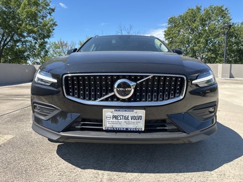 Used 2025 Volvo V60 B5 Cross Country Plus w/ Protection Package Premier image 2