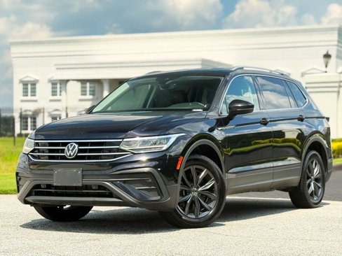 Used 2022 Volkswagen Tiguan SE image 1