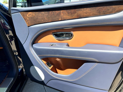 Used 2023 Bentley Bentayga image 31