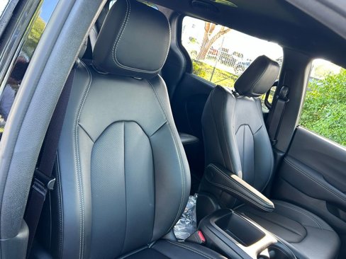 New 2025 Chrysler Pacifica Select image 28