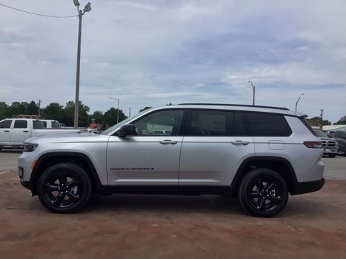 New 2025 Jeep Grand Cherokee L Laredo image 2