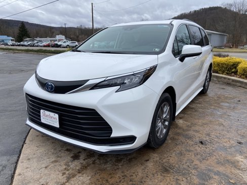 Used 2024 Toyota Sienna LE image 2