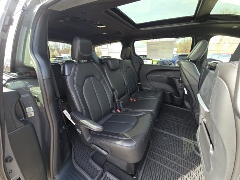 New 2025 Chrysler Pacifica Select w/ Uconnect Theater Family Group image 31