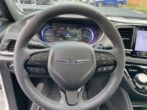 Used 2023 Chrysler Pacifica Limited w/ S Appearance Package image 14
