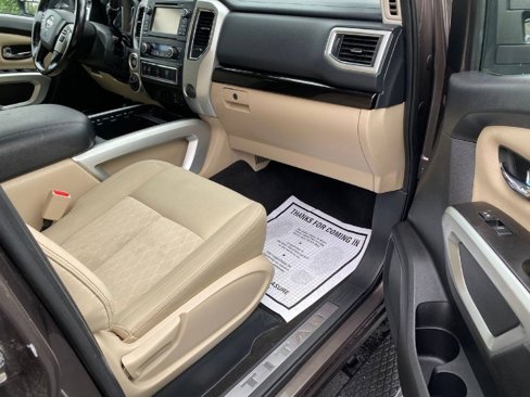 Used 2018 Nissan Titan SV w/ SV Convenience Package image 12