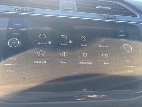 Used 2021 Volkswagen Tiguan SE w/ Panoramic Sunroof Package image 20