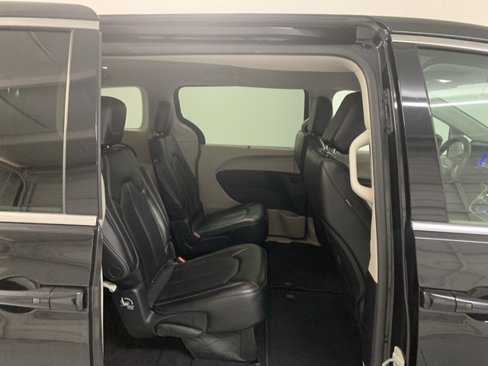 Used 2023 Chrysler Pacifica Touring-L image 8