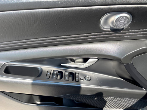 Used 2024 Hyundai Elantra Limited image 8