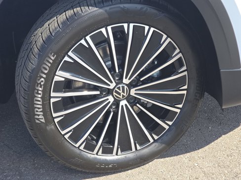 New 2025 Volkswagen Taos SE image 14