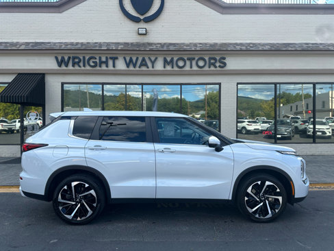 Used 2024 Mitsubishi Outlander SE Black Edition image 2