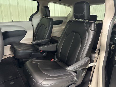 Used 2024 Chrysler Pacifica Touring-L image 16