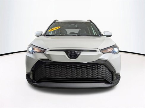 Used 2023 Toyota Corolla Cross SE image 2