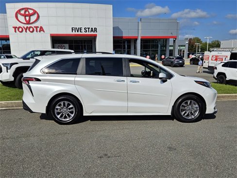 Used 2024 Toyota Sienna XLE image 17