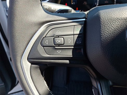 Used 2025 Jeep Grand Cherokee Altitude image 21
