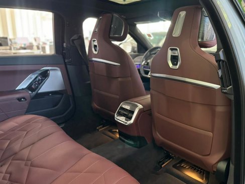 Used 2024 BMW 760i xDrive w/ Premium Package 2 image 27