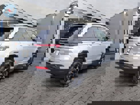 Used 2024 Jeep Grand Cherokee Altitude image 5