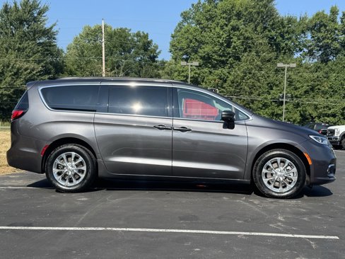 Used 2022 Chrysler Pacifica Touring-L image 7