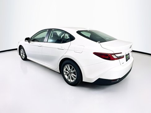 Used 2025 Toyota Camry LE image 5