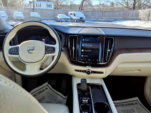 Used 2022 Volvo XC60 B5 Momentum w/ Climate Package image 22