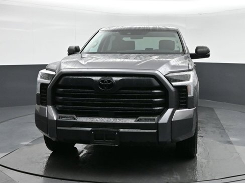 Used 2022 Toyota Tundra SR5 w/ SR5 Convenience Package image 2