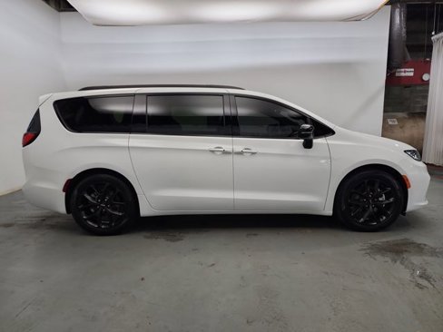 Used 2025 Chrysler Pacifica Limited image 12