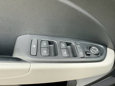 Used 2024 Hyundai Venue SEL image 23