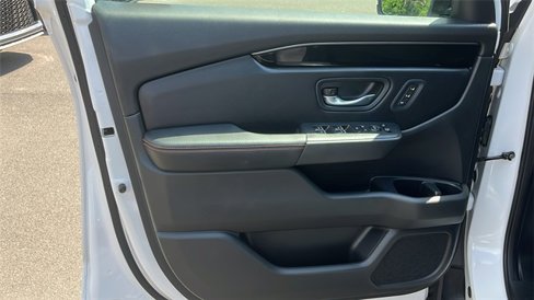 Used 2025 Honda Pilot TrailSport image 9