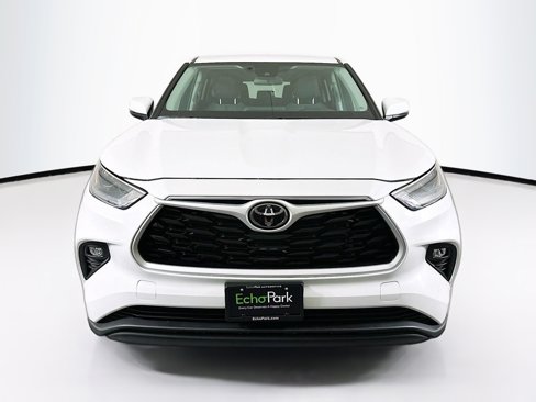 Used 2024 Toyota Highlander LE image 2