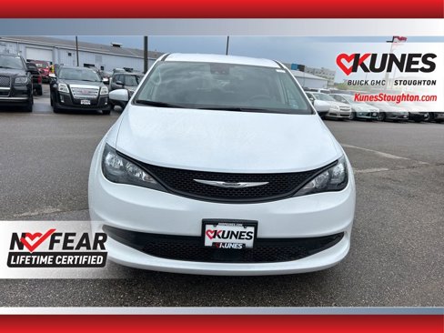 Used 2023 Chrysler Voyager LX image 5
