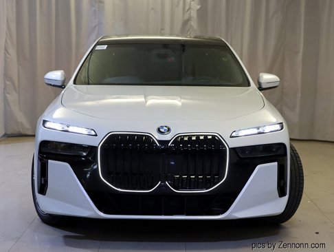 Used 2026 BMW 750e xDrive image 5