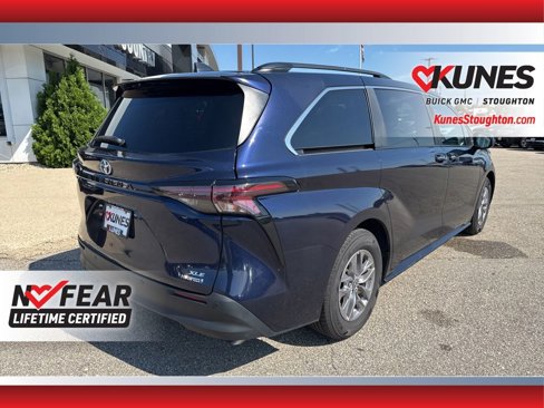 Used 2024 Toyota Sienna XLE image 9