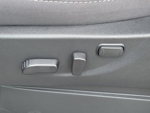 Used 2025 Nissan Frontier SV image 13