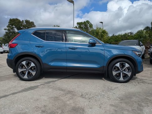 Used 2023 Volvo XC40 B4 Ultimate image 3
