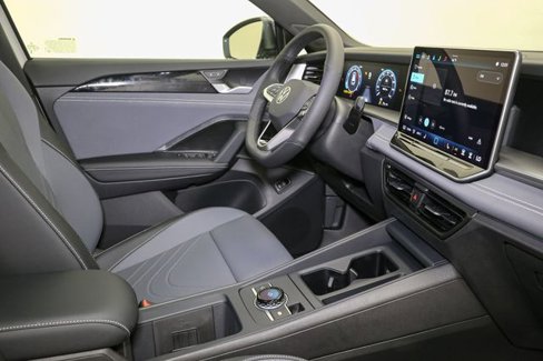 New 2025 Volkswagen Tiguan SE R-Line image 17
