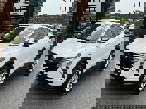Used 2025 Chevrolet Trax LS w/ LS Convenience Package image 1