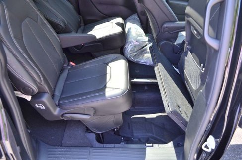 New 2026 Chrysler Pacifica Select image 32