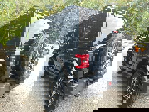 Used 2025 Jeep Wrangler Unlimited Sahara image 25