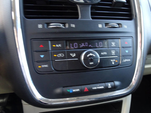 Used 2016 Chrysler Town & Country Touring image 27
