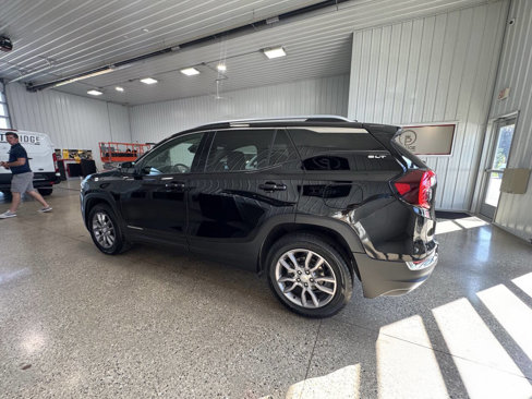 Used 2024 GMC Terrain SLT image 25