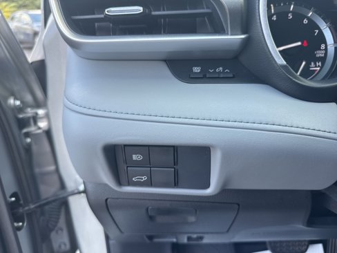 Used 2021 Toyota Highlander XLE image 22