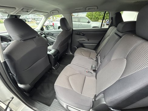 Used 2022 Toyota Highlander L image 12