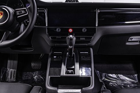 Used 2024 Porsche Macan image 16